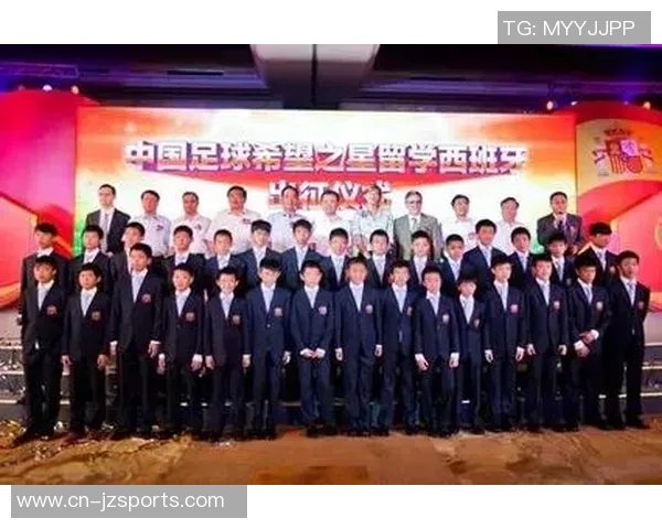 中国犀旺队在法国欧塞尔足球训练基地隆重举行升国旗仪式展现爱国情怀